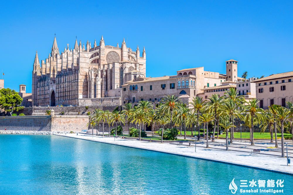 降低能源消耗,降低維護(hù)成本,智能建筑中的樓宇自動(dòng)化系統(tǒng)解決建筑管理痛點(diǎn)!(圖1) brown concrete building near body of water during_y.jpg